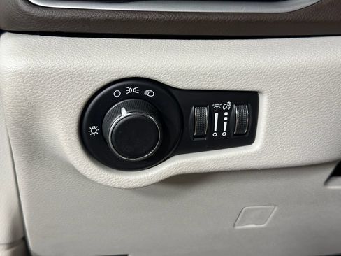 Used 2017 Chrysler Pacifica LX FWD image 19