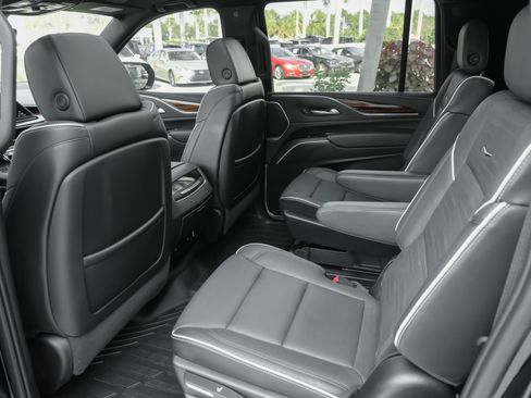 Used 2023 Cadillac Escalade ESV Premium Luxury RWD image 18