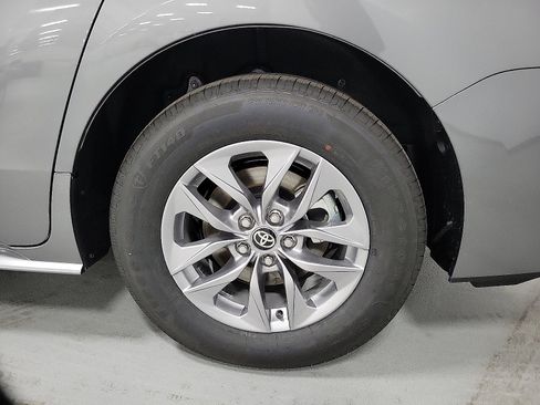 Used 2026 Toyota Sienna LE FWD image 8