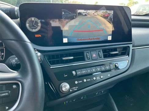 Certified 2025 Lexus ES 300h w/ Premium Package image 16