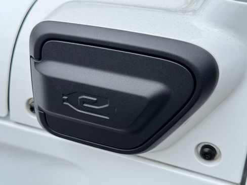 Used 2023 Jeep Wrangler Unlimited Sahara w/ Cold Weather Group AWD/4WD image 17