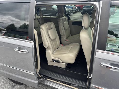 Used 2013 Chrysler Town & Country Touring-L w/ Driver Convenience Group FWD image 9