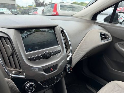 Used 2018 Chevrolet Cruze LT FWD image 19