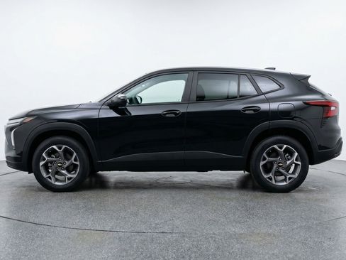 Used 2025 Chevrolet Trax LT w/ LT Convenience Package image 5