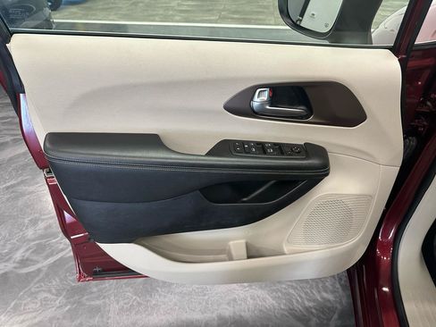 Used 2021 Chrysler Voyager Lxi FWD image 9