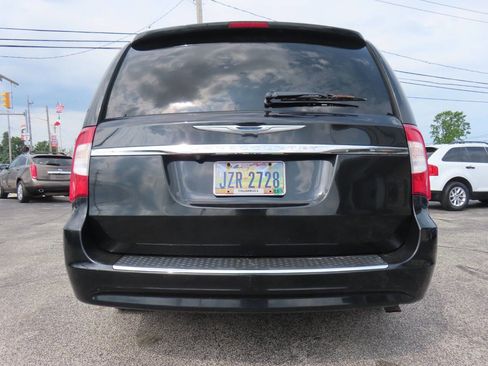 Used 2014 Chrysler Town & Country Touring FWD image 25