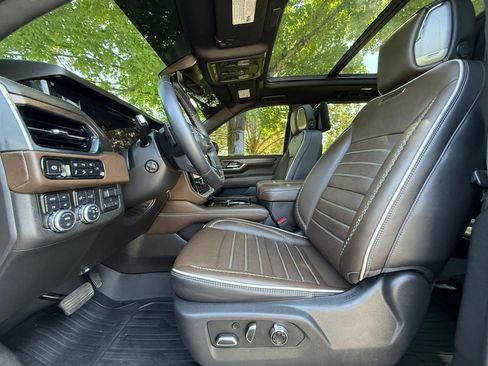 Used 2025 GMC Yukon XL Denali Ultimate w/ LPO, Floor Liner Package AWD/4WD image 9