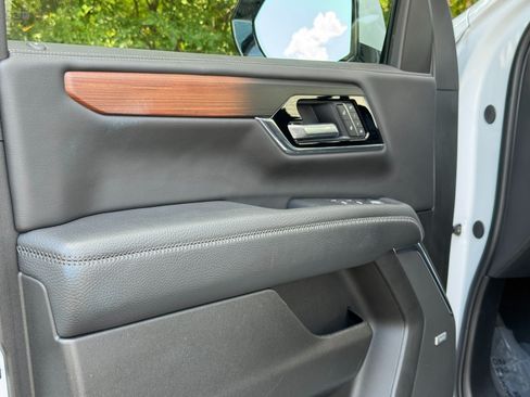 Used 2025 GMC Yukon XL Denali AWD/4WD image 26