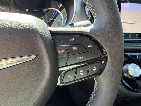 Used 2024 Chrysler Pacifica Limited FWD image 29