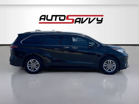 Used 2025 Toyota Sienna Limited FWD image 8