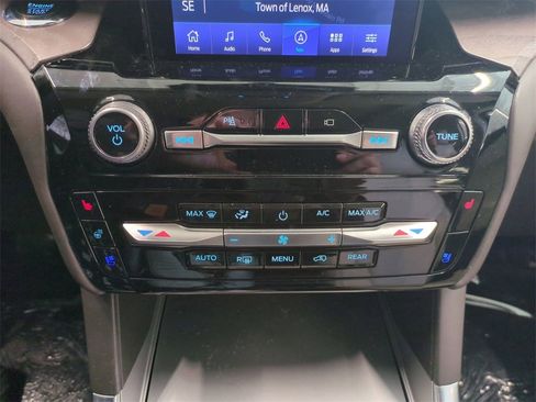 Used 2023 Ford Explorer Platinum w/ Technology Package image 27