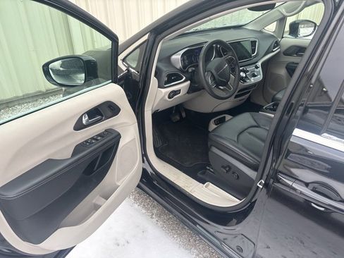 Used 2024 Chrysler Pacifica Touring-L image 6