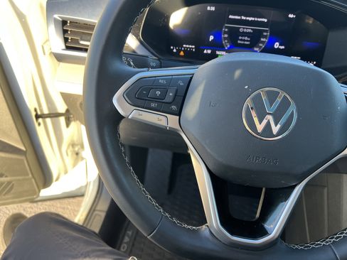 Certified 2024 Volkswagen Taos SE image 18
