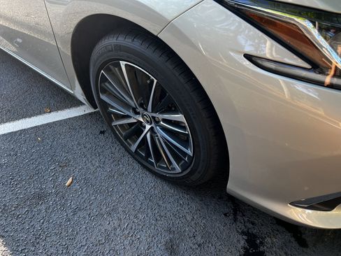 Used 2024 Lexus ES 350 w/ Premium Package FWD image 11
