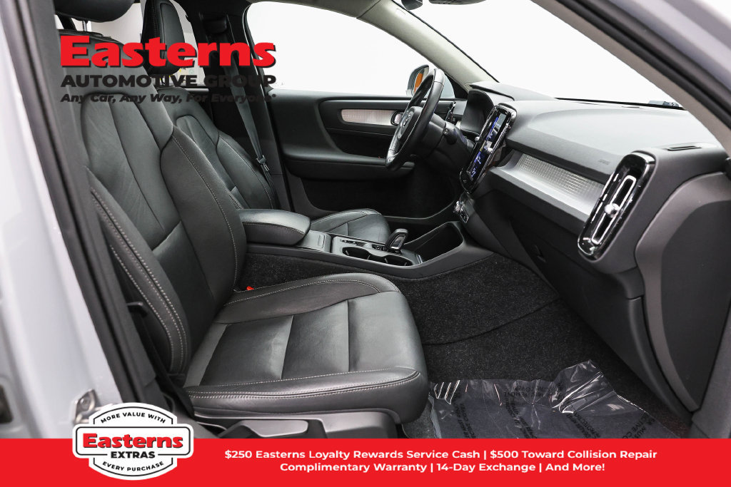 Used 2021 Volvo XC40 T4 Momentum FWD image 24
