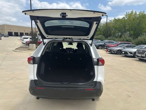 Used 2021 Toyota RAV4 LE AWD/4WD image 10