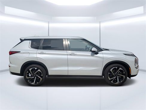 Used 2024 Mitsubishi Outlander SE image 2