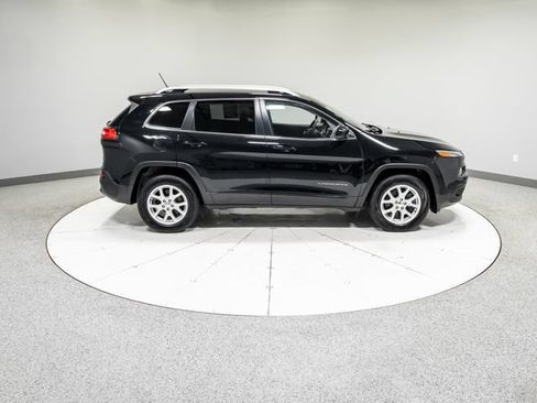 Used 2018 Jeep Cherokee Latitude w/ Safety Group AWD/4WD image 4