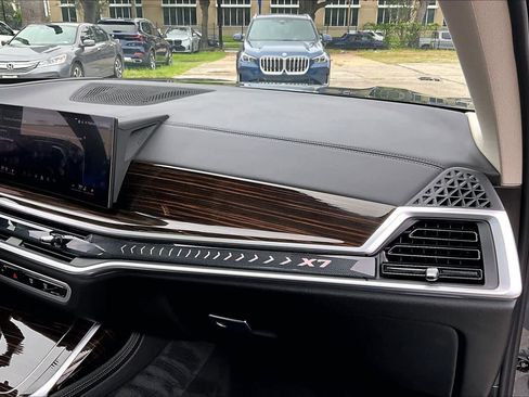 Used 2026 BMW X7 xDrive40i AWD/4WD image 17