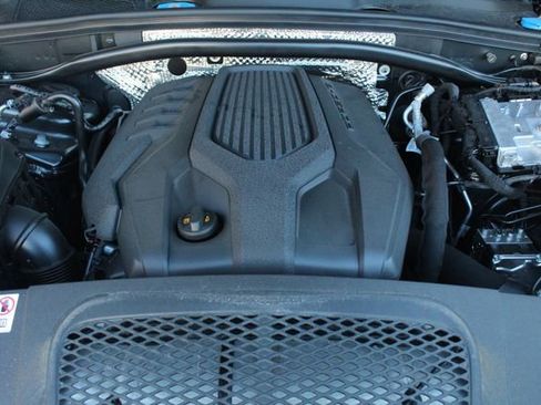 Certified 2025 Porsche Macan image 16