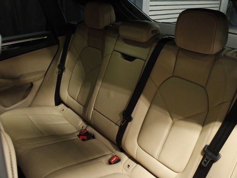 Certified 2025 Porsche Macan AWD/4WD image 29