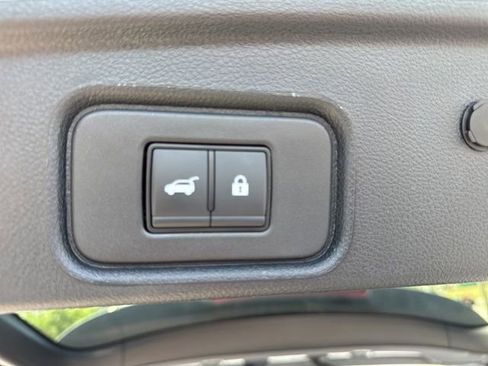 Used 2025 Nissan Pathfinder Platinum AWD/4WD image 23