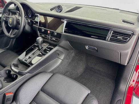 Certified 2025 Porsche Macan AWD/4WD image 33