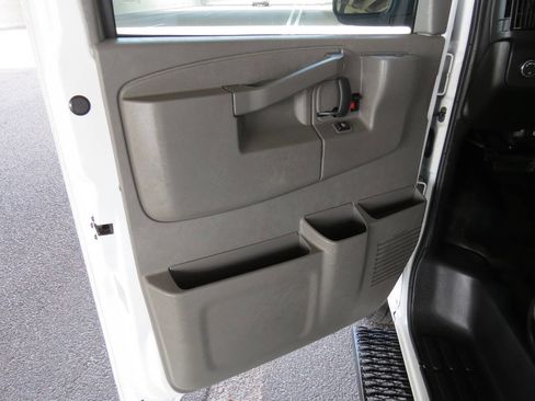 Used 2016 Chevrolet Express 3500 image 79