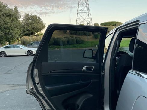 Used 2018 Jeep Grand Cherokee Laredo image 7