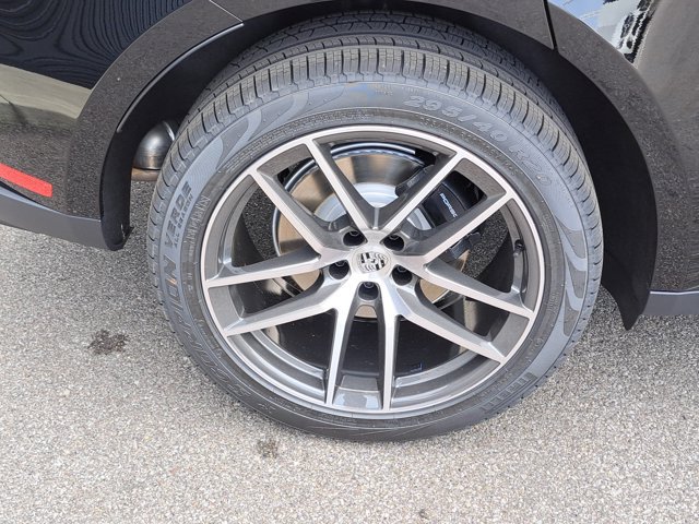Used 2026 Porsche Macan AWD/4WD image 12