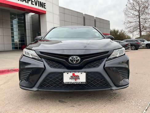Used 2019 Toyota Camry SE image 3