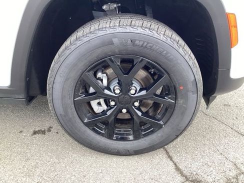 New 2025 Jeep Grand Cherokee Altitude image 9