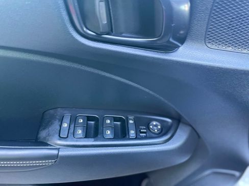 Used 2024 Hyundai Venue Limited FWD image 9