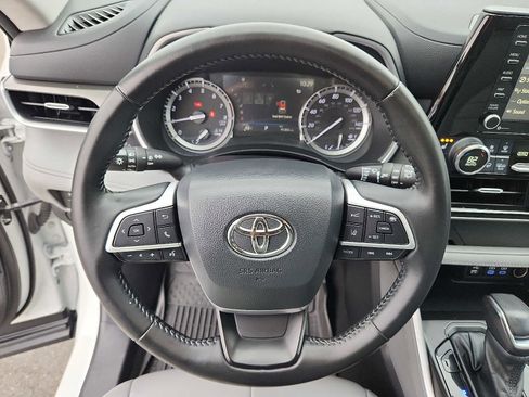 Used 2022 Toyota Highlander XLE image 19