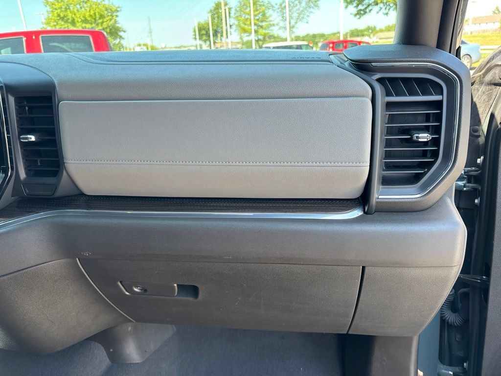 Used 2025 Chevrolet Silverado 1500 LT AWD/4WD image 31