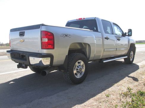 Used 2011 Chevrolet Silverado 2500 LT w/ Interior Plus Package AWD/4WD image 8