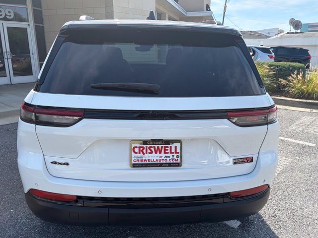 Used 2024 Jeep Grand Cherokee Altitude AWD/4WD image 6