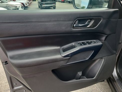 Used 2025 Nissan Pathfinder SV image 21