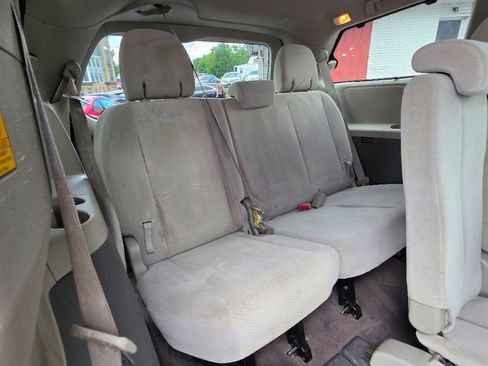 Used 2011 Toyota Sienna LE w/ Towing Pkg FWD image 13