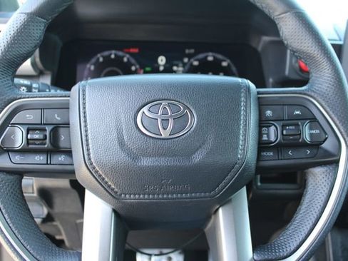 Used 2025 Toyota Tacoma TRD Sport AWD/4WD image 21