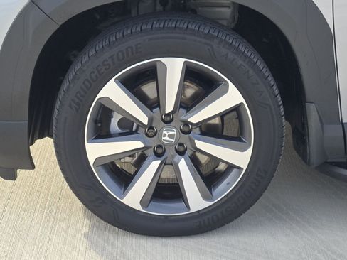 Certified 2025 Honda Pilot Touring image 11