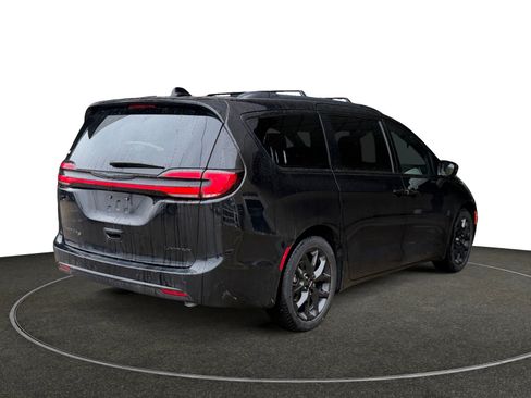 Used 2025 Chrysler Pacifica Limited image 6