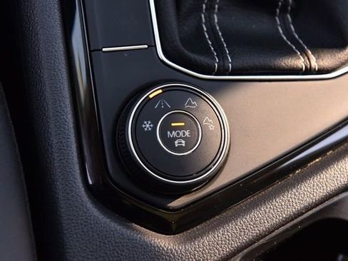 Used 2023 Volkswagen Taos SE w/ Panoramic Sunroof Package image 18