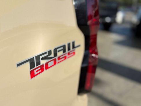 Used 2023 Chevrolet Colorado Trail Boss w/ Technology Package image 6