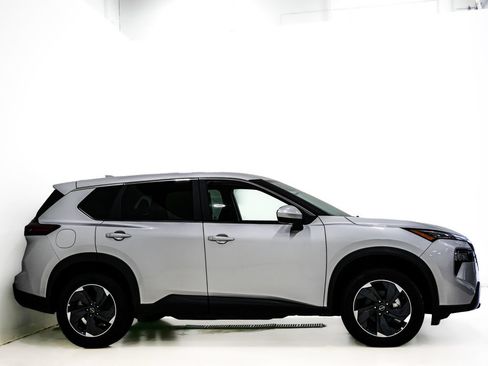 Used 2025 Nissan Rogue SV FWD image 4
