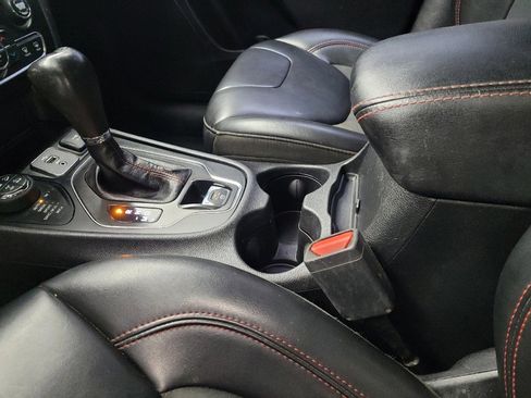 Used 2020 Jeep Cherokee Trailhawk AWD/4WD image 26