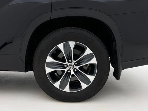 Used 2024 Toyota Highlander XLE image 27