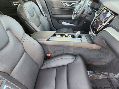 Used 2025 Volvo V60 B5 Cross Country Ultra image 4