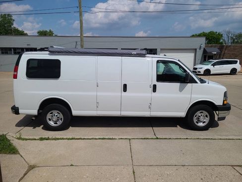 Used 2018 Chevrolet Express 2500 Extended image 12