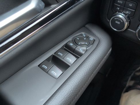 Used 2025 GMC Yukon XL Denali AWD/4WD image 13